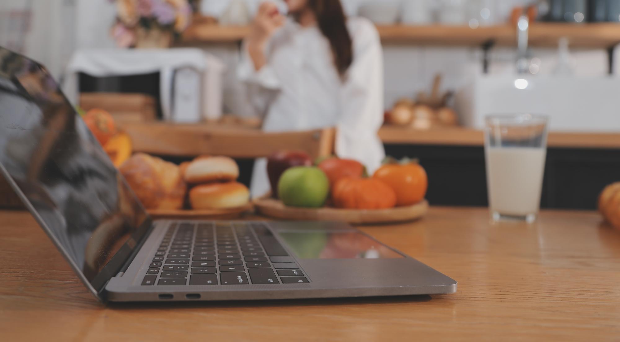 Banco di cucina con strumenti professionali e laptop
