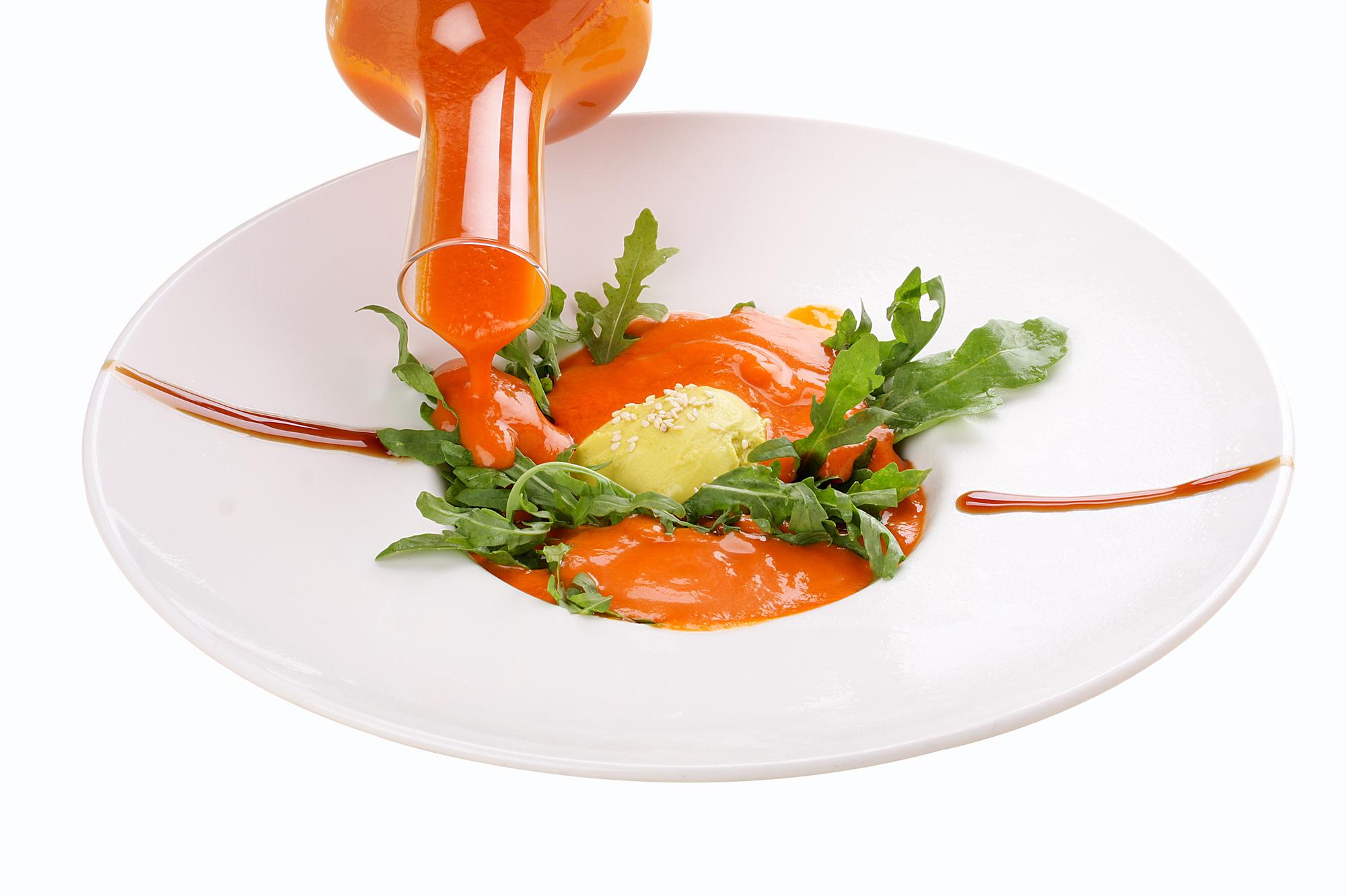 Piatto impiattato con cura e colori vivaci