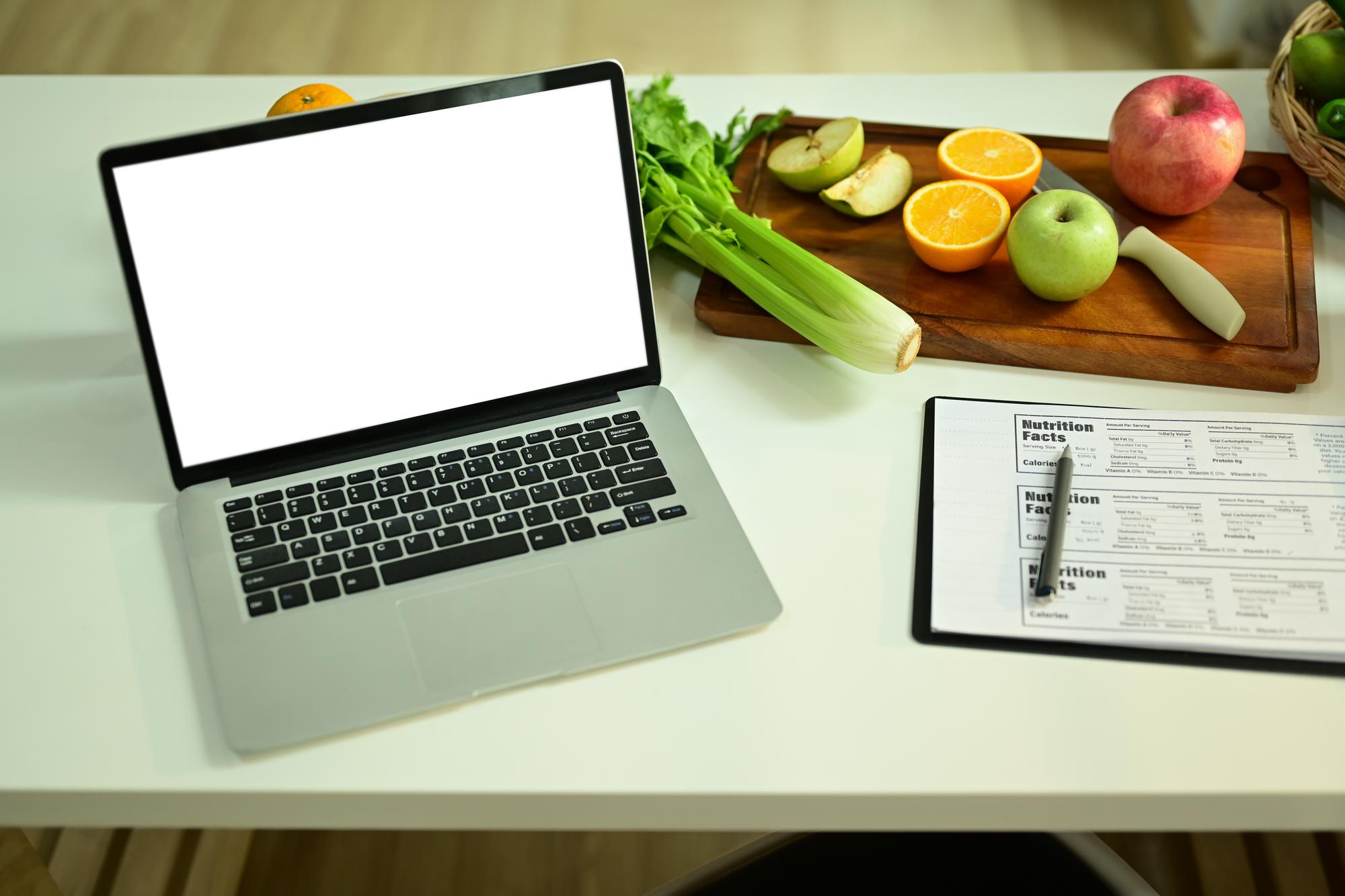 Desk con laptop e appunti del corso